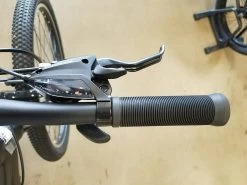 Batch Bicycles Batch Youth 24" Mountain Bike Black 2021 -Bicycle Shop 7Gykz94CToGsr10nGgNEgLU1M