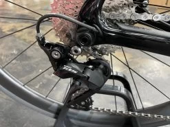 Cervelo Caledonia Disc Shimano 105 Zipp 303S - Gloss Black 2022 -Bicycle Shop f9wu0FlRicZpqCoSxq5yGwOQ8