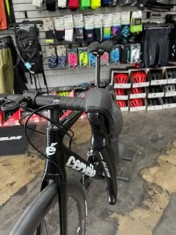 Cervelo Caledonia Disc Shimano 105 Zipp 303S - Gloss Black 2022 -Bicycle Shop jfaFbalybfLsDo9eo6g3oMEKg