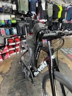 Cervelo Caledonia Disc Shimano 105 Zipp 303S - Gloss Black 2022 -Bicycle Shop op84gwQ9nIraGC5uPHiiwUOQM